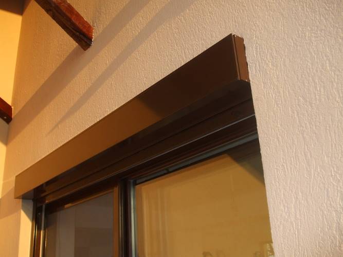 Caseta dreptunghiulara aplicata intr-un gol in polistiren